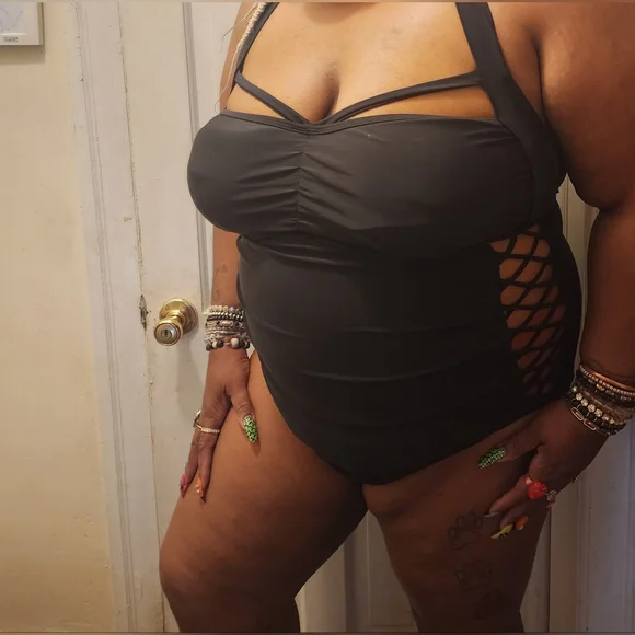 24 [Ashley Graham x Swimsuits For All] Cutout 1pc Swimsuit -Has underwire - Picture 2 of 12